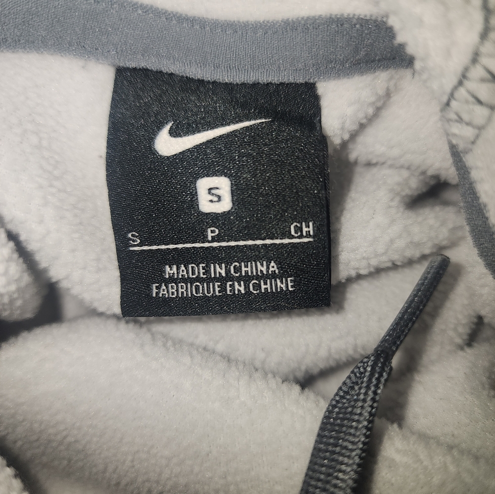 Nike Pullover - Picture 3 of 3